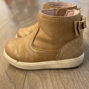 Munchkin by Stride Rite booties for baby size 6M sand color with gold bow detail